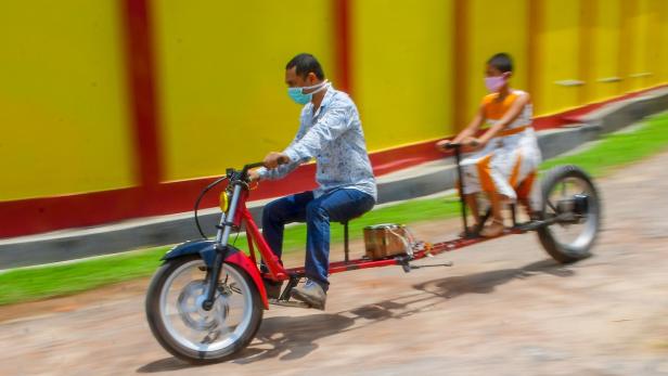 Indischer Mechaniker baute "social distancing"-Motorrad