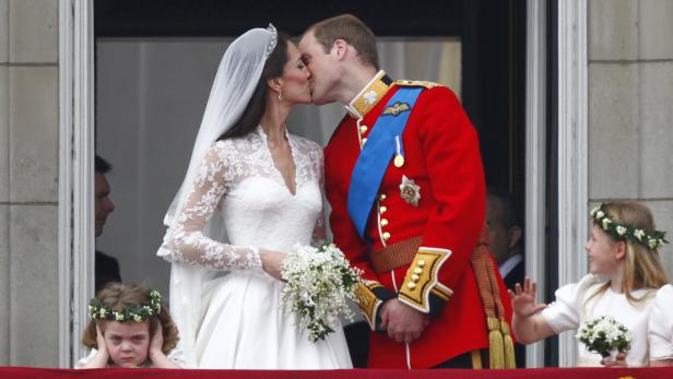 Prinz William half bei Herzogin Kates Hochzeitsfrisur