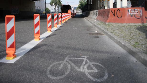 Fahrstreifen sollen (wie auf dem Bild in Berlin) mit physischen Barrieren abgetrennt und für Radfahrer reserviert werden.