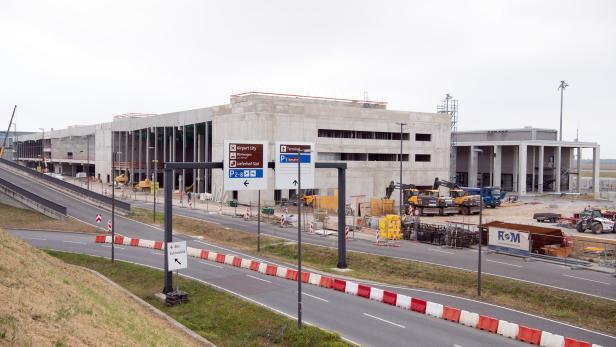 Flughafen Berlin startet mit Verspätung Testbetrieb