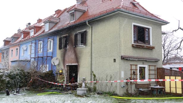 Bei einem Wohnhausbrand in Ried im Innkreis hat die Feuerwehr in der Nacht den 30. März 2020 eine Person tot aufgefunden.