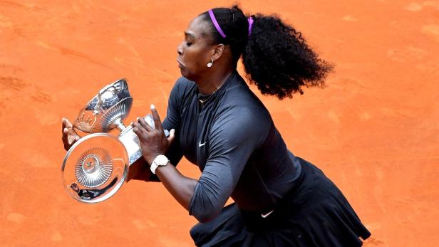 Oops: Der Siegerpokal hat einen recht lebhaften Deckel, liebe Serena.