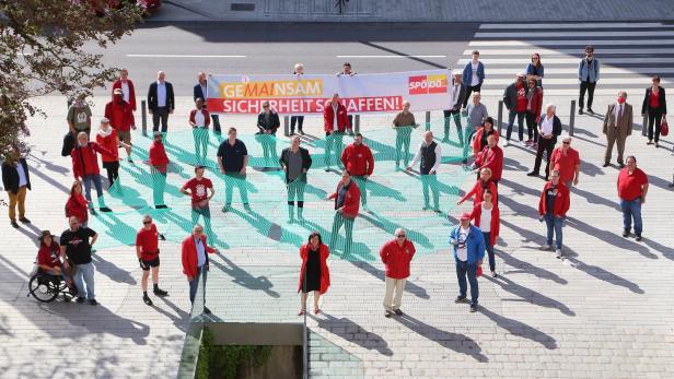 Funktionäre und Mitarbeiter der SPÖ spannten am 1. Mai vor dem Linzer Landhaus ein Netz