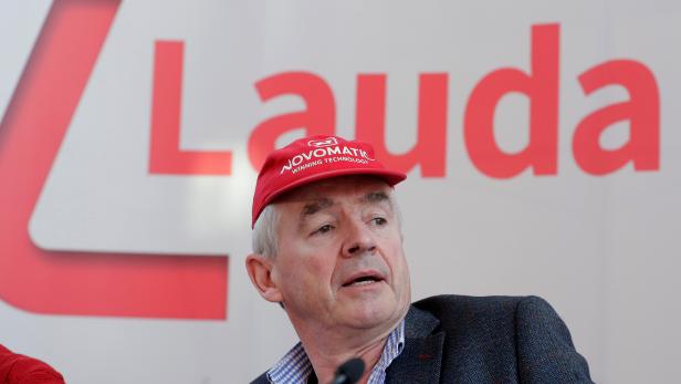 FILE PHOTO: Lauda and Ryanair Chief Executive O'Leary addresses a news conference in Vienna