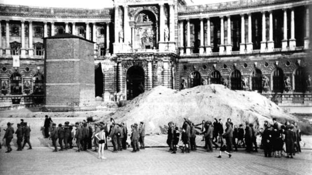 Österreichische Kriegsgefangene, die sich freiwillig für die Alliierten gemeldet hatten, kurz nach Kriegsende auf dem zerstörten Heldenplatz