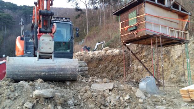 Kurioser Bau: Eine Hütte auf Stelzen fordert jetzt Juristen