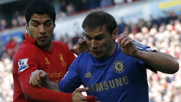 Einen Eklat lieferte der Liverpool-Profi unter anderem am 21. April des Vorjahres, als er im Spiel gegen Chelsea seinen Gegenspieler Branislav Ivanovic in den Arm biss.
