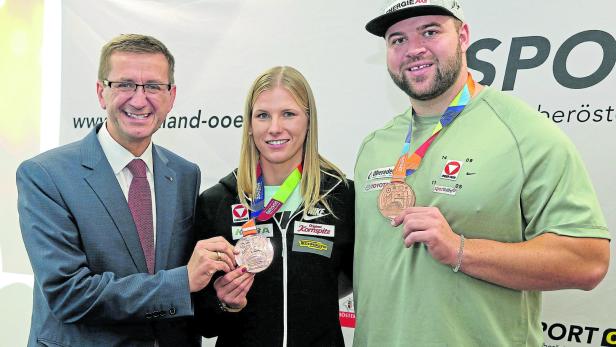 Markus Achleitner mit den beiden Sport-Aushängerschildern Verena Preiner und Lukas Weißhaidinger