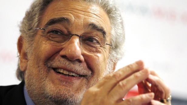 Plácido Domingo lächelt mit Brille und grauem Bart.