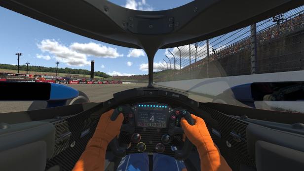 Blick aus dem Cockpit eines Rennwagens während eines Rennens; der Name „Dixon“ ist sichtbar.