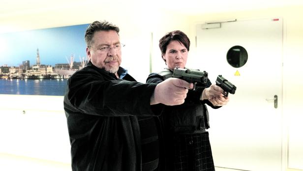 Erichsen (Armin Rohde) und Lisa Brenner (Barbara Auer) jagen einen Polizisten-Mörder