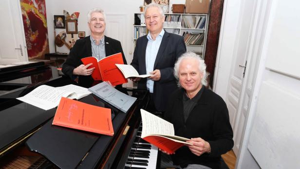Direktor Tibor Nemeth (li.) mit den Brüdern Eduard und Johannes Kutrowatz – Intendanten des Liszt-Festivals Raiding