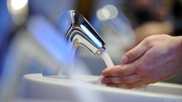 Erkrankung am Virus korreliert mit Gewohnheit, sich Hände zu waschen