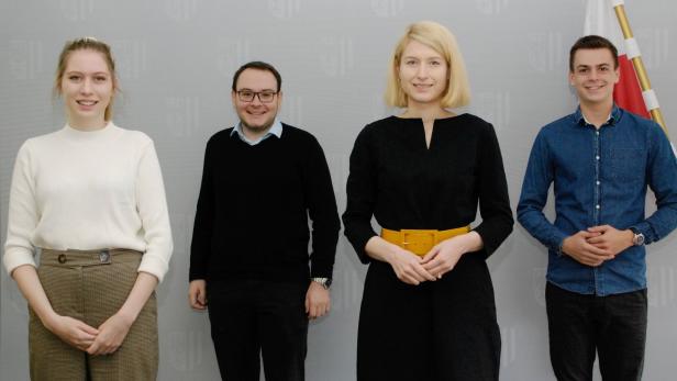 Christine Haberlander (3.v.l.) mit den Landesschulsprechern Lea Herbst (l.), Valentin Frühwirth und Julan Angerer (re.)