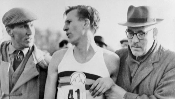 Am Ziel - und am Ende: Roger Bannister nach seinem Rekordlauf