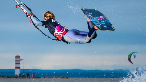 Über dem Wasser: Ab Freitag surfen die besten Freestyler auf dem Neusiedler See, ab 1. Mai stehen die Kitesurfer (Bild) im Mittelpunkt.