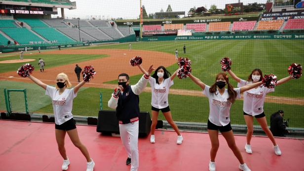 Cheerleader mit Mundschutz & Plastikfans: Baseballstart in Korea