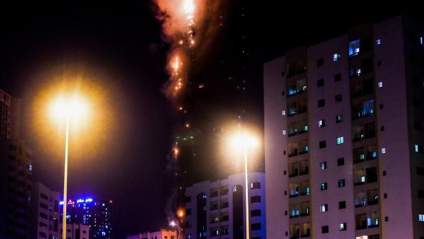 Vereinigte Arabische Emirate: Wolkenkratzer stand in Flammen