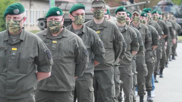 Das Bild zeigt Milizsoldaten in der Kaserne Mautern