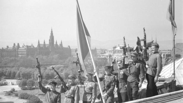 Für die sowjetische Presse sollte der historische Sieg ein entsprechendes Bild bekommen. So wurde dieses über den Dächern Wiens auf der Neuen Burg inszeniert.