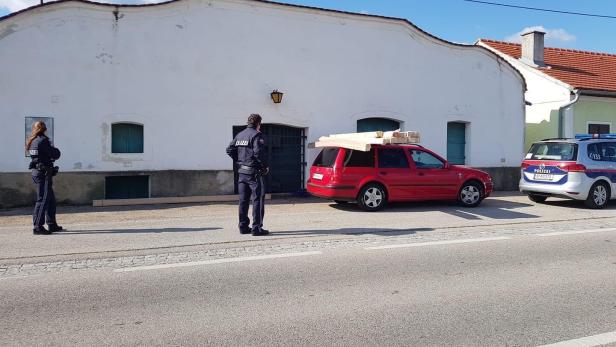 Von Polizei gestoppt: Bretter quer aufs Autodach geschnürt