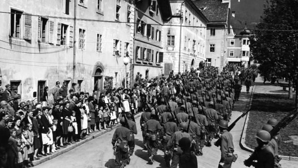 Einmarsch einer Us-Infanteriedivision in Imst, Tirol, im Frühjahr 1945