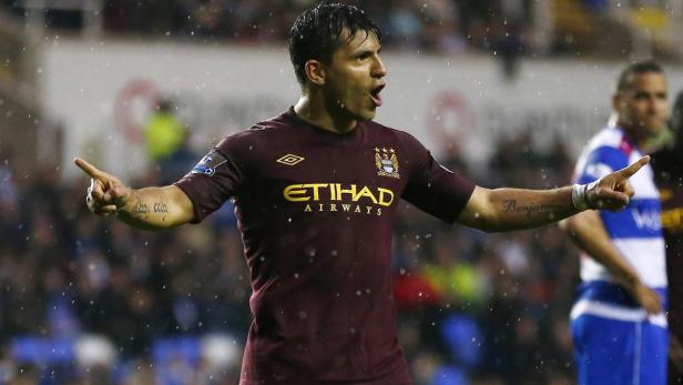 Ein Fußballspieler von Manchester City jubelt mit ausgestreckten Armen.