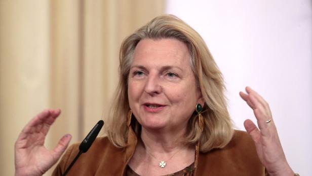 Die frühere österreichische Außenministerin Karin Kneissl spricht bei einer Pressekonferenz 2019.