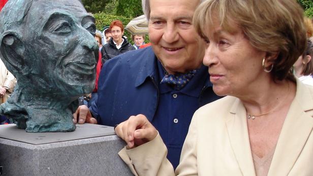 Ursula Lingen im Jahr 2006, bei der Enthüllung einer Theo-Lingen-Büste am Wolfgangsee mit Otto Schenk