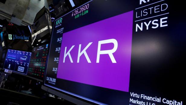 Handelsinformationen für KKR & Co werden auf einem Bildschirm auf dem Parkett der NYSE in New York angezeigt.