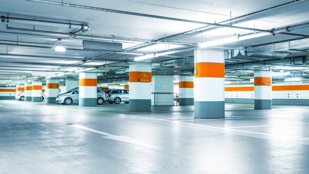 Garage in einer Wohnhausanlage. 