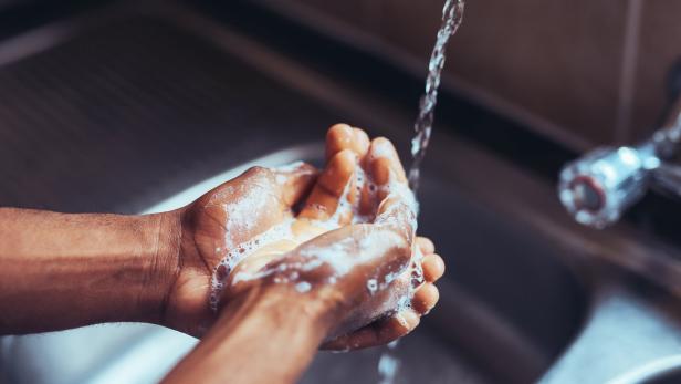 Hautärzte raten vom Händewaschen mit Seife ab