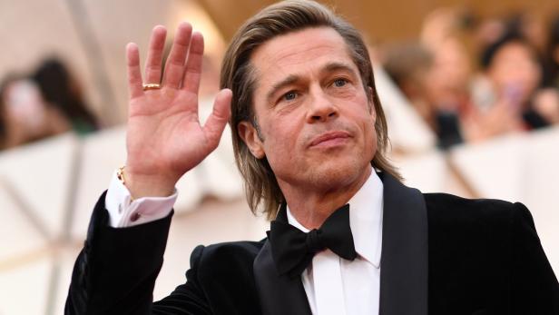 Das Winken kann er schon mal ganz gut: Brad Pitt hat royales Blut