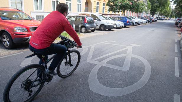 Piktogramme markieren den Beginn von Straßen für Radfahrer.
