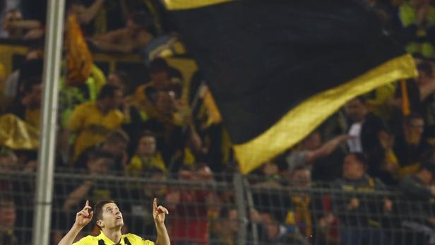 Borussia Dortmund&#039;s Robert Lewandowski celebrates after scoring his third goal against Real Madrid during their Champions League semi-final first leg soccer match in Dortmund April 24, 2013. REUTERS/Wolfgang Rattay (GERMANY - Tags: SPORT SOCCER)