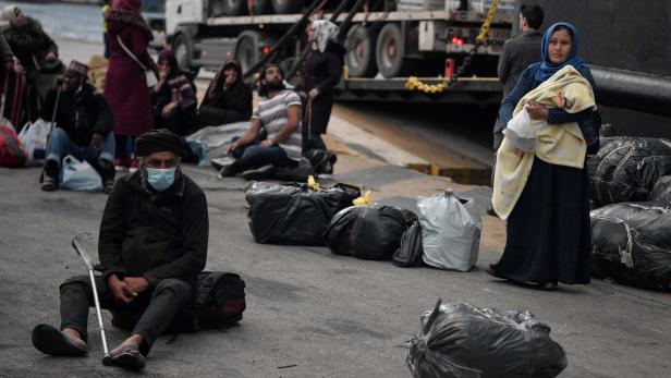 Flüchtlinge werden von der griechischen Insel Moria ans Festland nach Athen gebracht