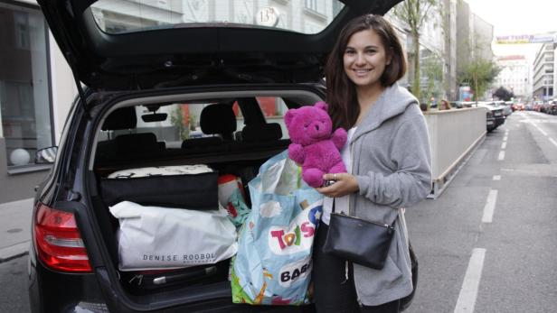 Alizadeh vor ihrem Auto: Der Kofferraum ist voll mit Spenden.