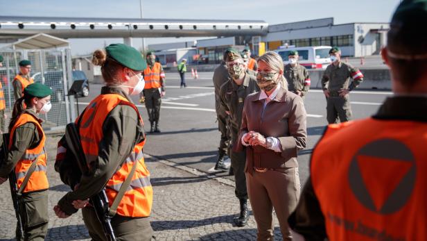 Demnächst Vergangenheit: Soldaten sichern den Grenzübergang Suben, Verteidigungsministerin Tanner besuchte sie am 11. April