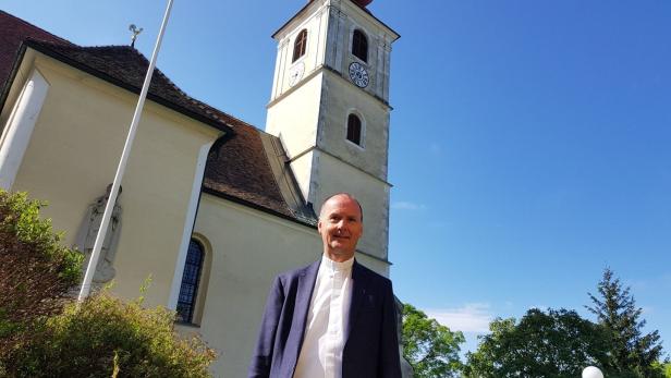 Pfarrer Stefan Ulz vor einer seiner Kirchen