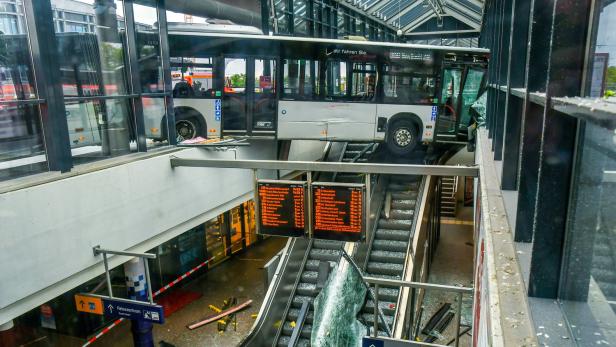 Hamburg: Bus krachte in Bahnhofsgebäude