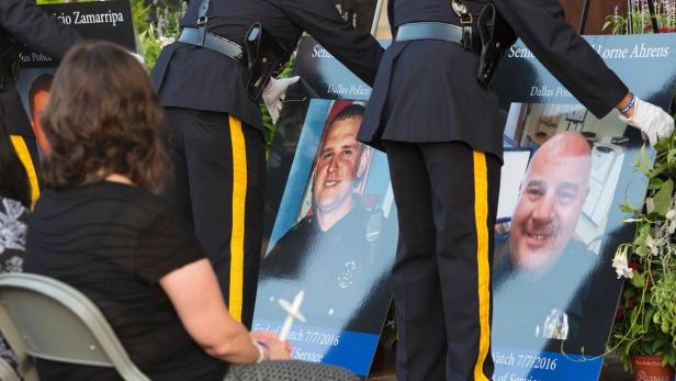 Polizisten stehen Ehrenwache an den Porträts von erschossenen Polizisten in Dallas, 2016.