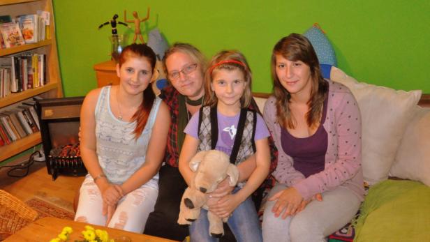 Wollen eine Familie bleiben: Andrea Roschek mit Elena, Georgina Miruna und Maria Yoana in ihrem Zuhause in Nebersdorf