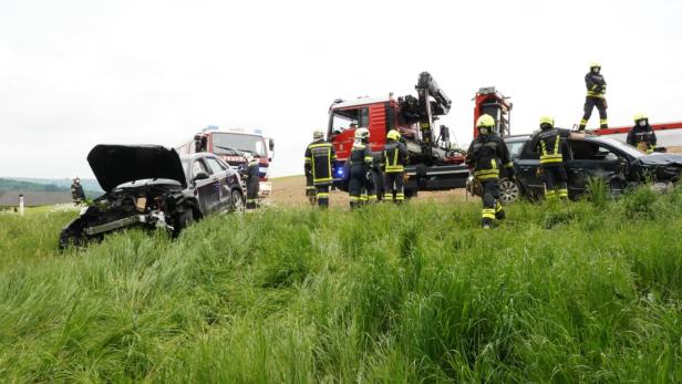 Beide beteiligte Fahrzeuge wurden bei der Kollision schwer beschädigt