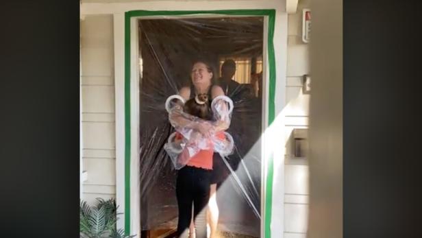 Dieses Mädchen hat einen Plastik-Vorhang erfunden, um ihre Großeltern umarmen zu können