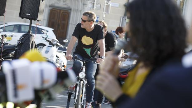 Ein Mann auf einem Fahrradtrainer bei einer Wahlkampfveranstaltung der Grünen Steiermark.