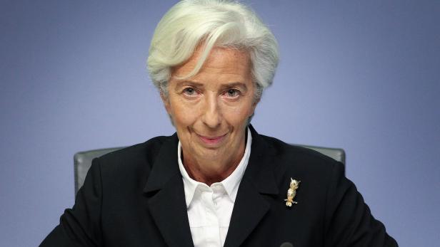 EZB-Präsidentin Christine Lagarde mit Eulen-Brosche