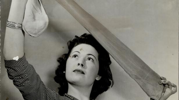 Vor 80 Jahren: Als sich Frauen um Nylonstrümpfe prügelten