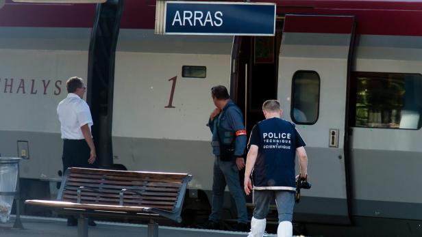 Polizisten stehen vor einem Thalys-Zug am Bahnhof von Arras.
