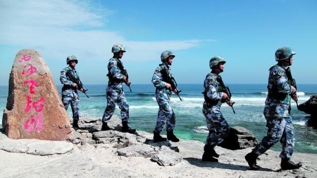 Chinesische Soldaten patrouillieren auf der umstrittenen Woody-Insel (Paracel-Inselgruppe).