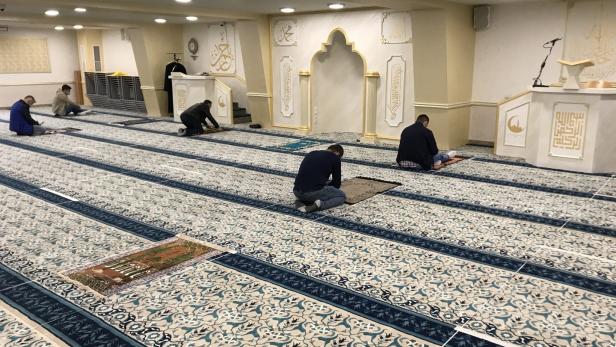 Auch als die Gotteshäuser wieder geöffnet wurden, blieben in den Moscheen viele Plätze leer.